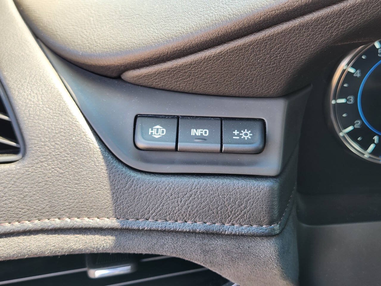 Used 2018 Cadillac Escalade Premium Luxury AWD/4WD image 25
