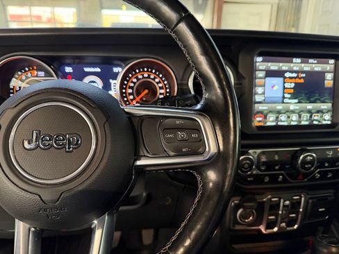 Used 2019 Jeep Wrangler Unlimited Sahara w/ Uconnect 4C Nav & Sound Group AWD/4WD image 20