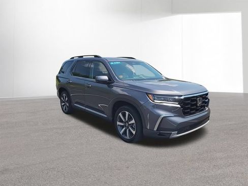 Used 2025 Honda Pilot Touring image 2