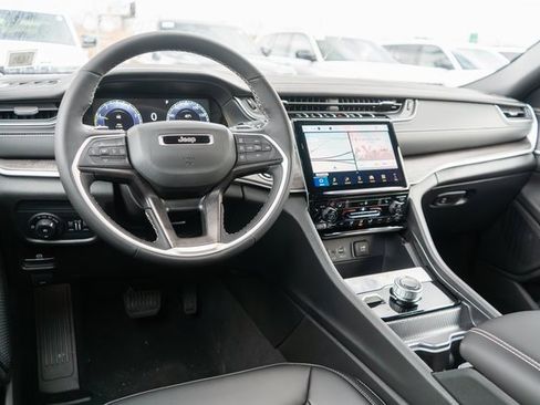 New 2025 Jeep Grand Cherokee Limited image 12