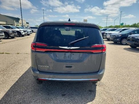 Used 2023 Chrysler Pacifica Touring-L FWD image 23