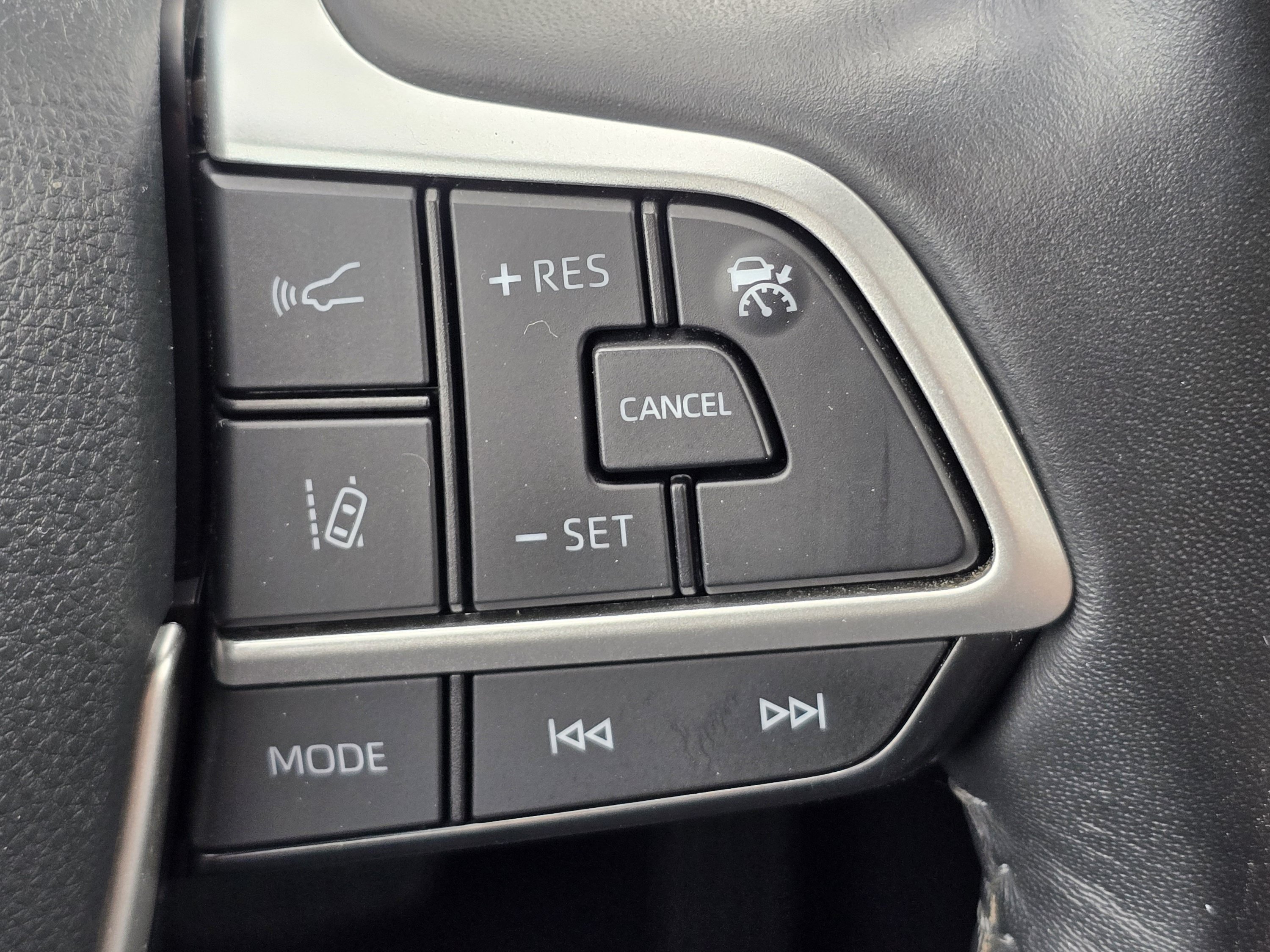 Used 2024 Toyota Highlander LE AWD/4WD image 13