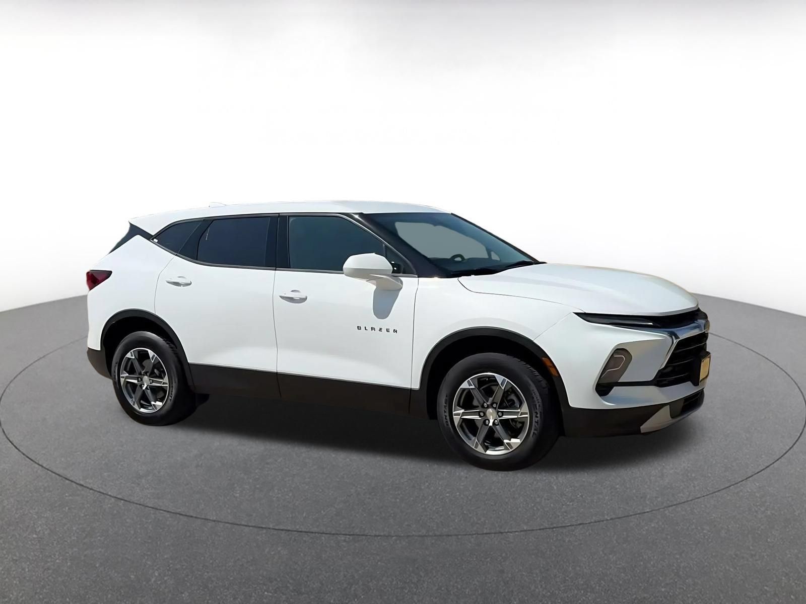 Used 2026 Chevrolet Blazer LT FWD image 2