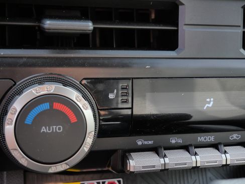 Certified 2025 Toyota Tacoma SR5 AWD/4WD image 32