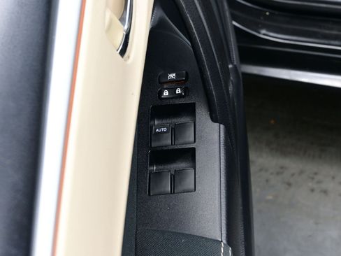 Used 2015 Toyota Corolla L image 10