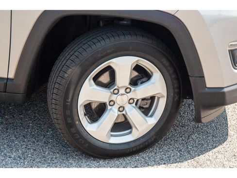 Used 2019 Jeep Compass Latitude w/ Cold Weather Group AWD/4WD image 32