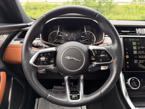 Used 2023 Jaguar XF R-Dynamic SE AWD/4WD image 17