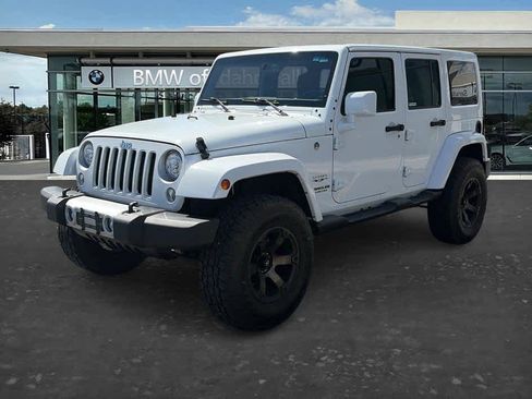 Used 2017 Jeep Wrangler Unlimited Sahara w/ Connectivity Group AWD/4WD image 3