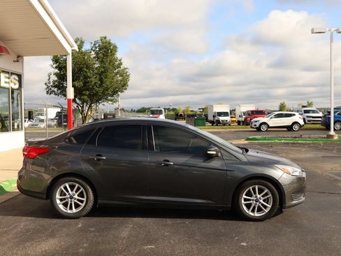Used 2016 Ford Focus SE w/ SE Power Seat Package FWD image 5