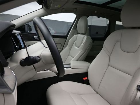 Used 2023 Volvo XC60 B5 Plus AWD/4WD image 10