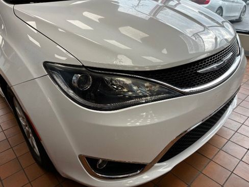 Used 2020 Chrysler Pacifica Touring-L FWD image 2