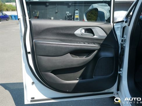 Used 2018 Chrysler Pacifica Touring Plus FWD image 8