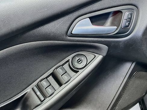 Used 2015 Ford Focus SE w/ Equipment Group 201A FWD image 17