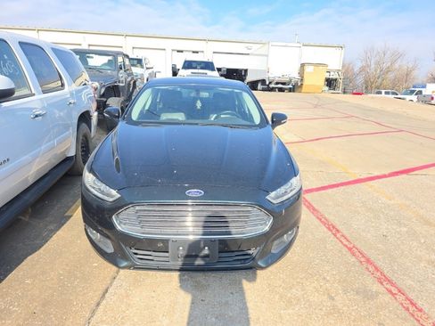 Used 2014 Ford Fusion SE w/ Equipment Group 202A image 2