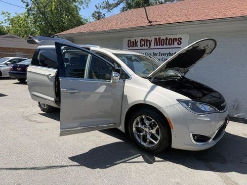 Used 2017 Chrysler Pacifica Limited w/ UConnect Theater Package FWD image 11