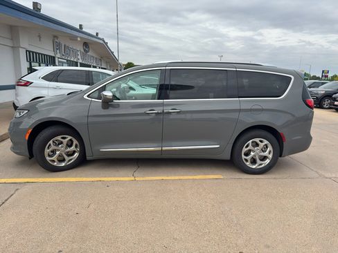 Used 2021 Chrysler Pacifica Limited w/ Premium & Safety Sphere Group AWD/4WD image 2