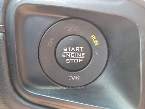 Used 2025 Jeep Wrangler Unlimited Sahara AWD/4WD image 33