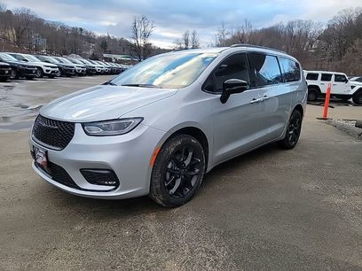 New 2026 Chrysler Pacifica Select