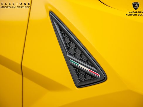 Used 2022 Lamborghini Urus image 3