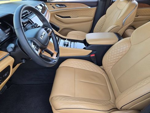 Used 2025 Jeep Grand Cherokee Summit AWD/4WD image 12
