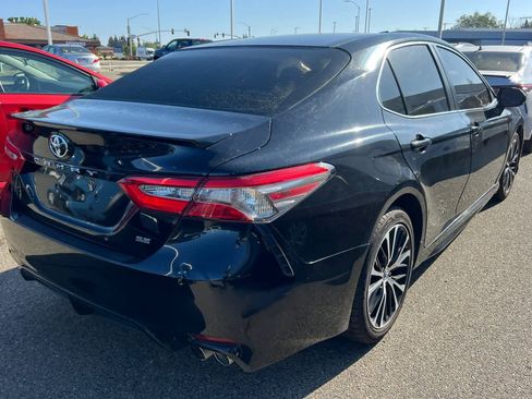 Used 2018 Toyota Camry SE FWD image 4