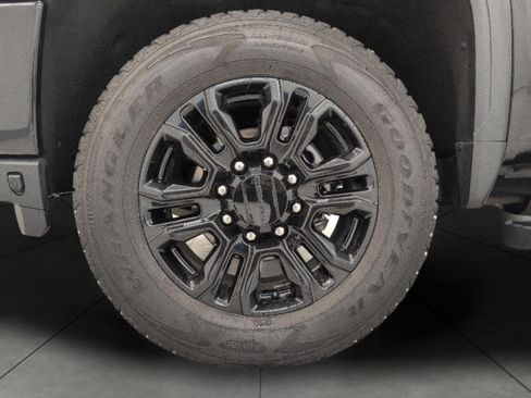 Used 2021 GMC Sierra 2500 Denali w/ Denali Black Diamond Edition AWD/4WD image 3