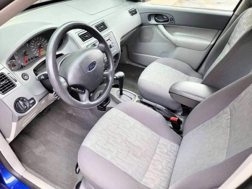 Used 2005 Ford Focus ZX4 Sedan FWD image 5