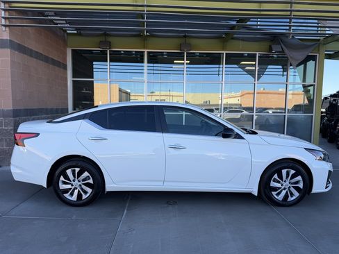 Used 2024 Nissan Altima 2.5 S image 9