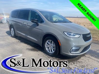 Used 2025 Chrysler Pacifica Select