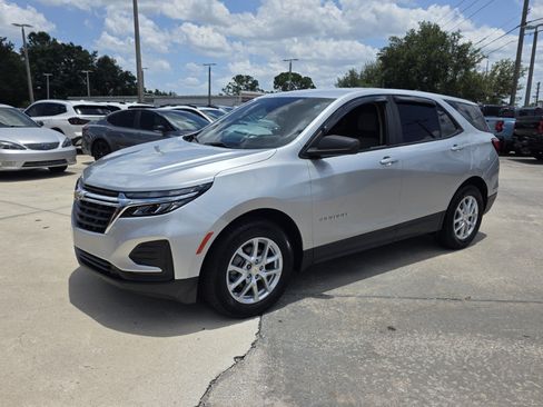 Used 2022 Chevrolet Equinox LS FWD image 2