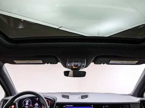 Used 2025 Porsche Cayenne image 20