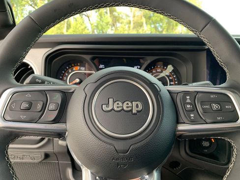 Used 2025 Jeep Wrangler Sahara image 27