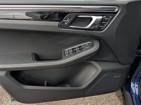 Used 2025 Porsche Macan image 12