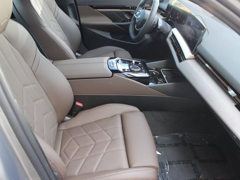 Used 2026 BMW 530i w/ Premium Package RWD image 23