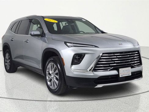 Used 2025 Buick Enclave Preferred image 1