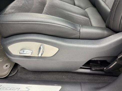 Used 2017 Porsche Macan S w/ Premium Package image 28