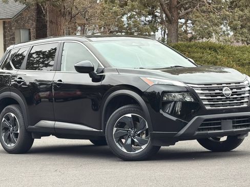 Used 2024 Nissan Rogue SV image 2