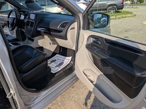 Used 2019 Dodge Grand Caravan SXT FWD image 31