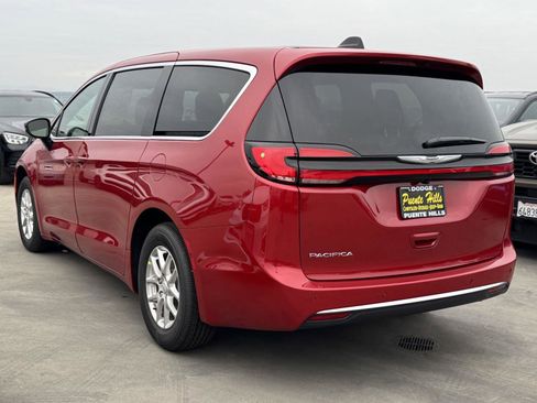 New 2026 Chrysler Pacifica Select image 4