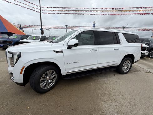 Used 2025 GMC Yukon XL Denali AWD/4WD image 15