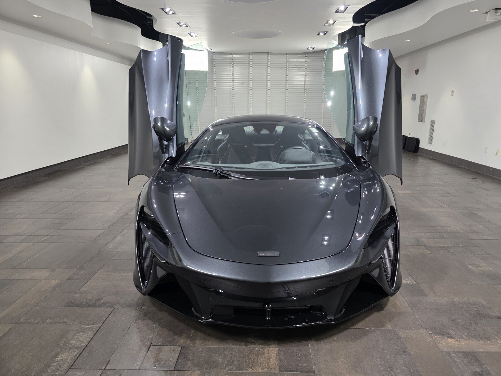 Used 2026 McLaren Artura RWD image 18