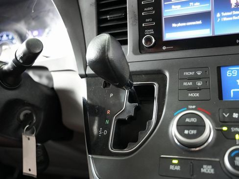 Used 2018 Toyota Sienna LE image 23
