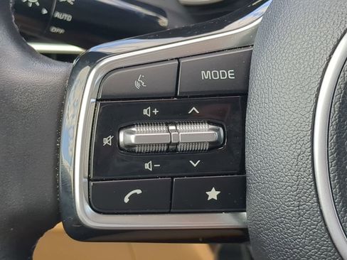 Used 2024 Kia Carnival EX image 26