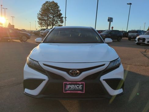 Used 2021 Toyota Camry SE image 2