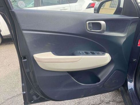 Certified 2023 Hyundai Venue Limited FWD image 15