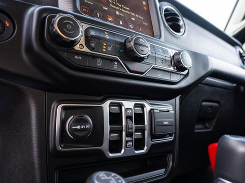 Used 2019 Jeep Wrangler Unlimited Sahara w/ Uconnect 4C Nav & Sound Group image 30