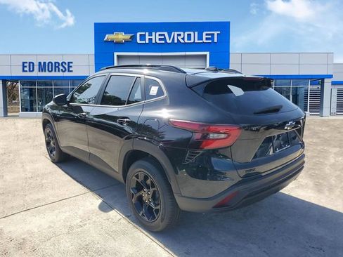 New 2026 Chevrolet Trax LT w/ Midnight Edition FWD image 2