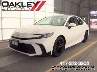 Used 2025 Toyota Camry SE FWD image 1