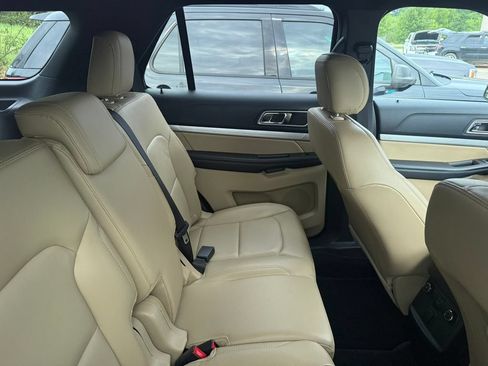 Used 2017 Ford Explorer XLT w/ Equipment Group 202A FWD image 9