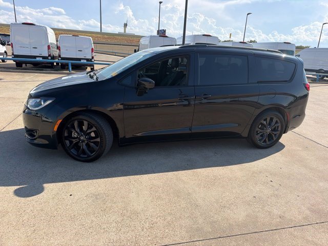 Used 2019 Chrysler Pacifica Touring-L Plus w/ Advanced Safetytec Group FWD image 2